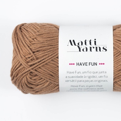 Novelo de fio castanho com etiqueta branca da marca Matti Yarns e texto HAVE FUN