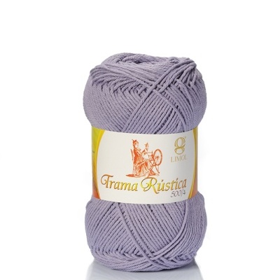 Novelo de fio de algodão lilás com etiqueta branca e amarela