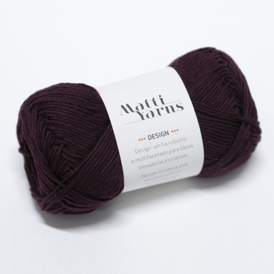 Novelo de lã roxo escuro com etiqueta branca Motti Yarns