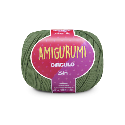 Novelo de fio verde para Amigurumi da marca Círculo com etiqueta rosa e branco