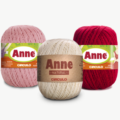 Três rolos de fio de algodão Anne da Circulo em três cores diferentes com etiquetas distintas.