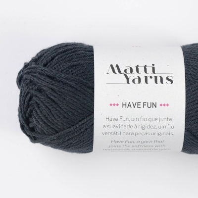 Novelo de fio cinza escuro com etiqueta branca 'Matti Yarns HAVE FUN'
