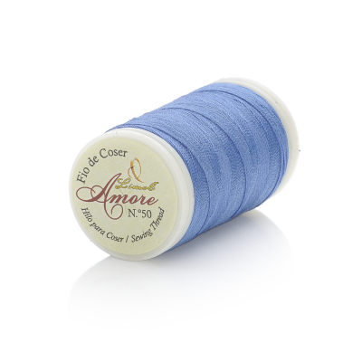 Carretel de linha de costura azul claro Amore N°50 em fundo branco