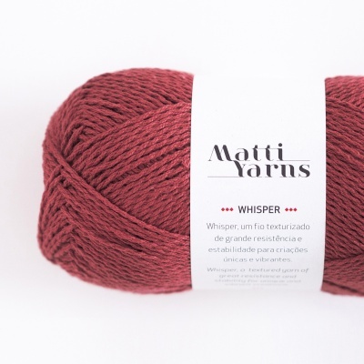 Novelo de fio vermelho da Matti Yarns com etiqueta branca