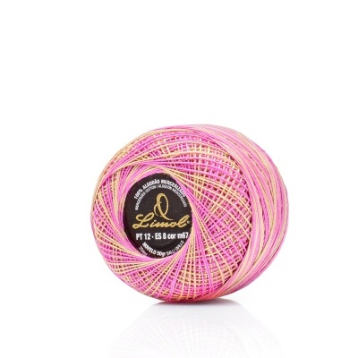 Rolo de linha multicolorida rosa e amarelo com etiqueta preta no centro sobre superfície branca
