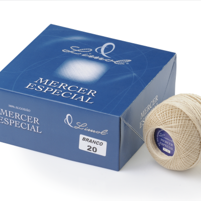Caixa azul de linha Mercer Especial com novelo bege claro