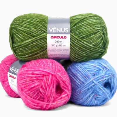 Novelos de lã CÍRCULO VÉNUS nas cores verde, rosa e azul com rótulos visíveis