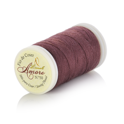 Carretel de linha de costura vinho com rótulo Amore.