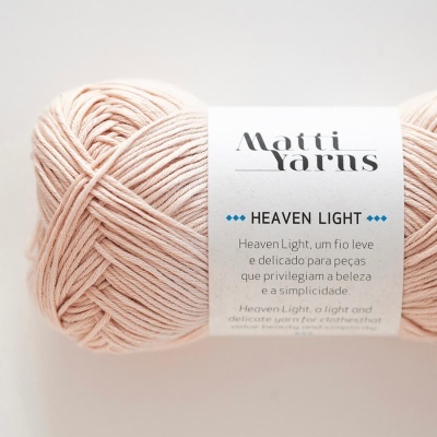 Novelo de fio cor de rosa claro com rótulo branco da Matti Yarns Heaven Light