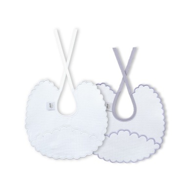 Dois babetes para bebé brancos com bordas onduladas e fitas para amarrar