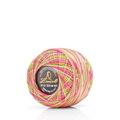 Rolo de linha de algodão multicolorido com etiqueta preta.