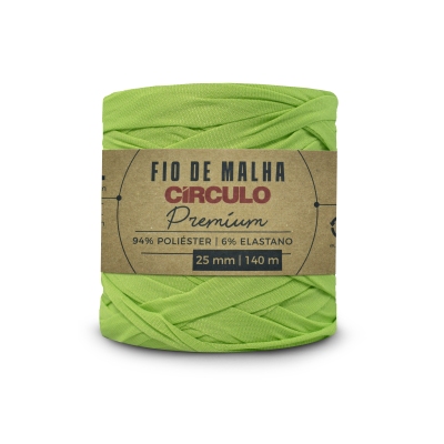 Rolo de fio de malha verde claro com etiqueta de papel castanho