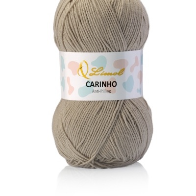 Rolo de fio bege com etiqueta colorida e texto Q Limol CARINHO Anti-Pilling