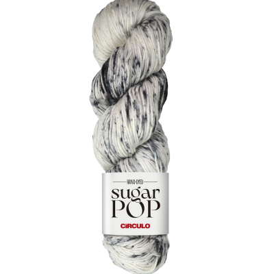 Novelo de fio manchado em branco, cinza e preto com rótulo