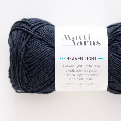 Novelo de lã azul escuro com etiqueta branca da marca Matti Yarns modelo HEAVEN LIGHT