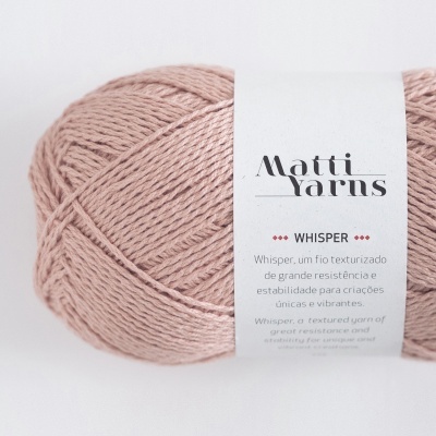 Novelo de fio rosa claro da marca Matti Yarns com etiqueta branca e texto Whisper