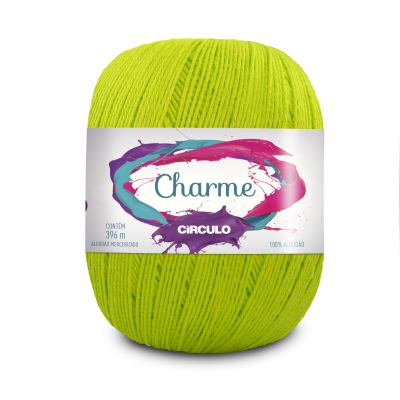 Novelo de fio de algodão verde-limão com etiqueta branca e colorida com a palavra Charme.