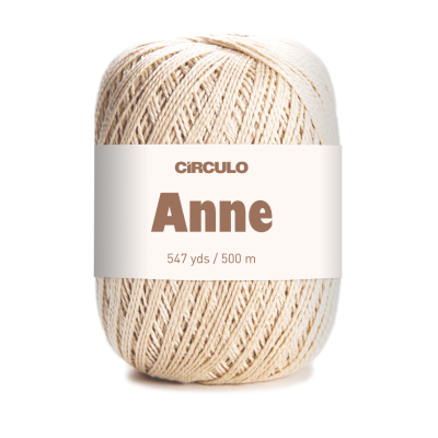 Novelo de linha bege com etiqueta CÍRCULO Anne 547 yds / 500 m