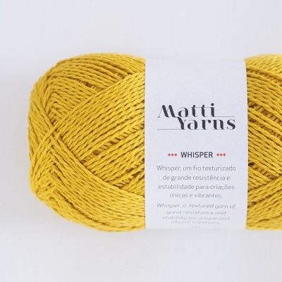Novelo de fio amarelo Matti Yarns Whisper com etiqueta