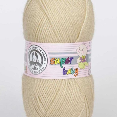 Novelo de lã creme com etiqueta 'super baby' e ilustração de bebé