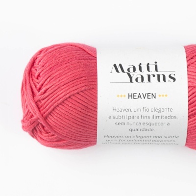 Novelo de fio rosa avermelhado com etiqueta Matti Yarns Heaven