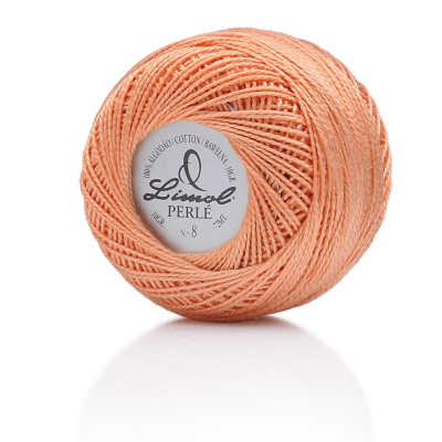 Novelo de fio de algodão Limol Perlé cor pêssego claro com etiqueta branca no centro