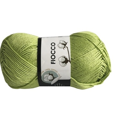 Novelo de lã verde claro com rótulo FIOCCO e imagem de flor de algodão