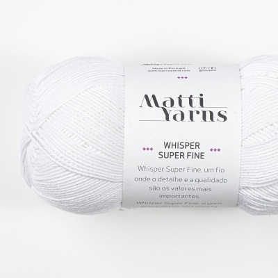 Novelo de fio branco Matti Yarns Whisper Super Fine com etiqueta com texto em português