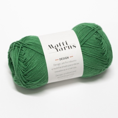 Novelo de lã verde Matti Yarns com etiqueta branca sobre fundo branco