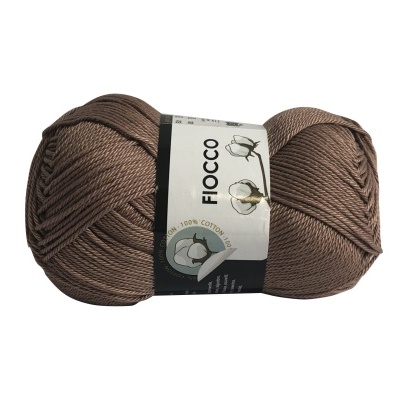 Novelo de fio de algodão castanho com etiqueta Fiocco sobre fundo branco