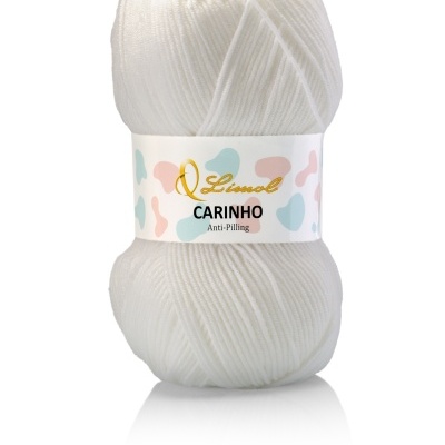 Novelo de lã branca com etiqueta colorida e texto