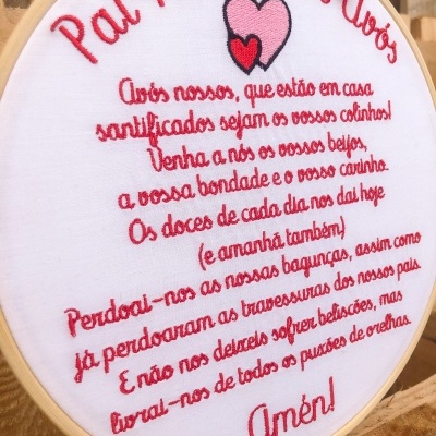Bordado com mensagem 'Pai Nosso dos Avós' em bastidor de madeira com corações cor-de-rosa e vermelho