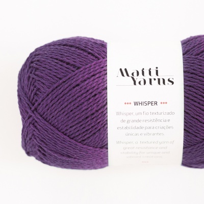 Novelo de fio roxo da marca Matti Yarns com etiqueta branca