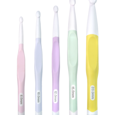 Cinco colheres de silicone coloridas em gradiente de tamanho com medidas nas alças, fundo branco