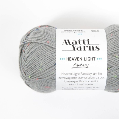 Novelo de lã cinza com pontos coloridos e rótulo branco com texto da marca e nome do produto