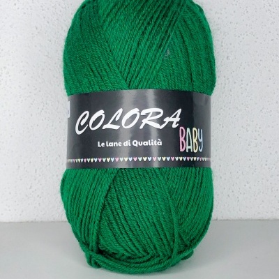 Novelo de lã verde com etiqueta preta COLORA BABY