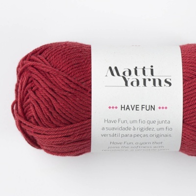 Novelo de fio vermelho Matti Yarns HAVE FUN com rótulo branco