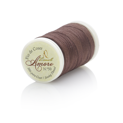 Rolo de linha de coser marrom em carretel