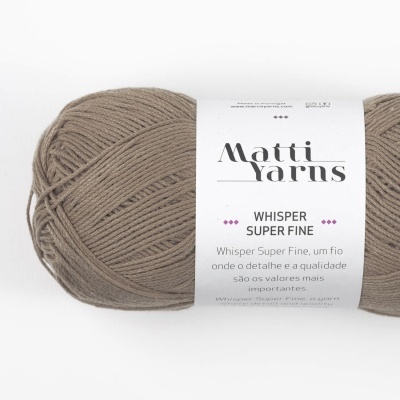 Novelo de fio de lã castanho com etiqueta 'Matti Yarns Whisper Super Fine'