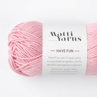 Novelo de fio cor-de-rosa claro com etiqueta branca 'Matti Yarns HAVE FUN'