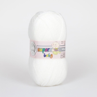 Novelo de fio branco com rótulo 'super baby' cor-de-rosa claro e desenho de bebé