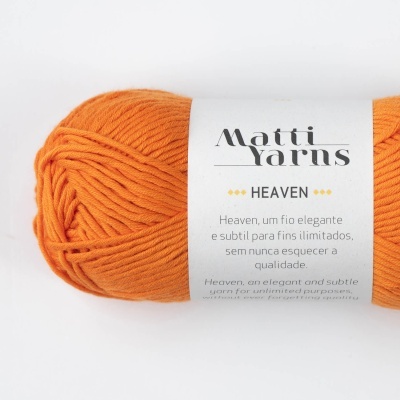 Novelo de lã laranja com etiqueta branca Matti Yarns Heaven