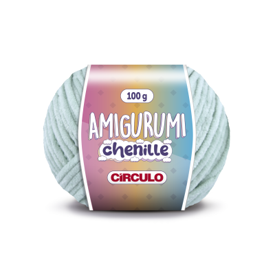 Novelo de fio chenille azul claro para amigurumi com etiqueta colorida.