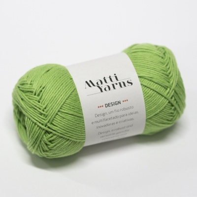 Novelo de fio verde claro Matti Yarns com etiqueta branca
