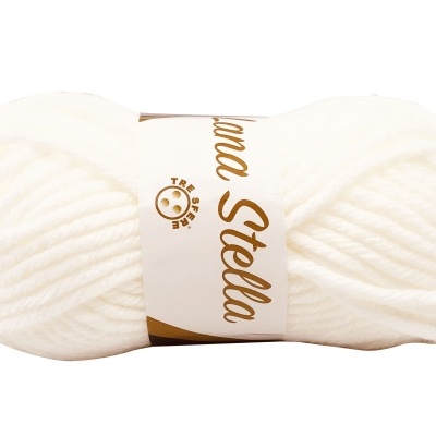 Novelo de lã branca com etiqueta 'Lana Stella'