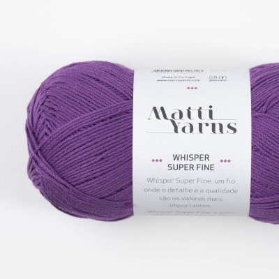 Novelo de fio roxo Matti Yarns Whisper Super Fine com etiqueta branca