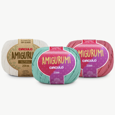 Três novelos de fio para amigurumi da marca Círculo em várias cores