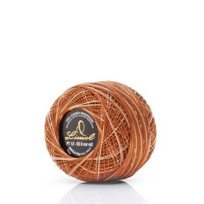 Novelo de linha de algodão castanho claro com etiqueta preta em fundo branco