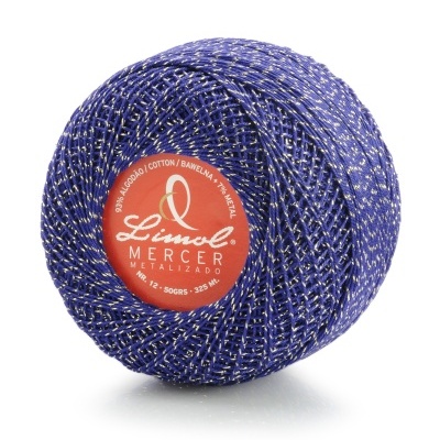 Novelo de linha mercerizada azul com fios metálicos e etiqueta vermelha