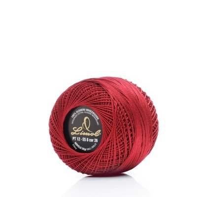 Novelo de linha vermelho com etiqueta preta